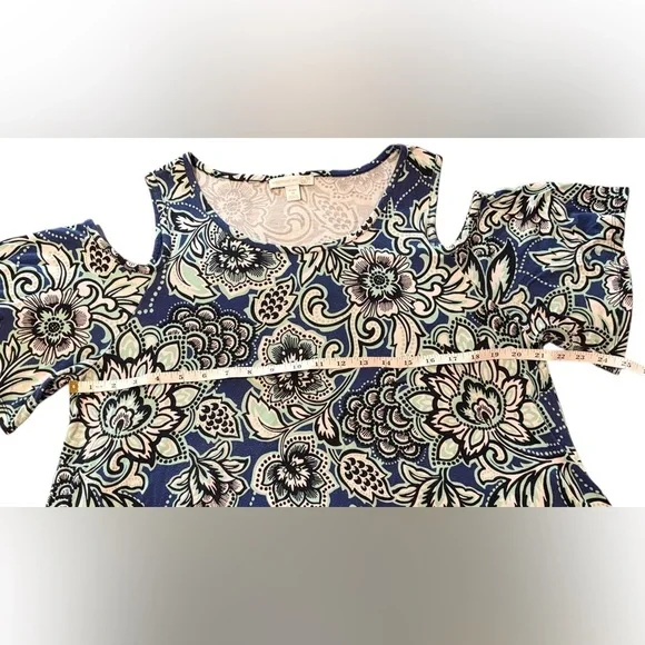 Westport Floral Cold Shoulder Swing Hem Top Size 1X - Picture 5 of 6